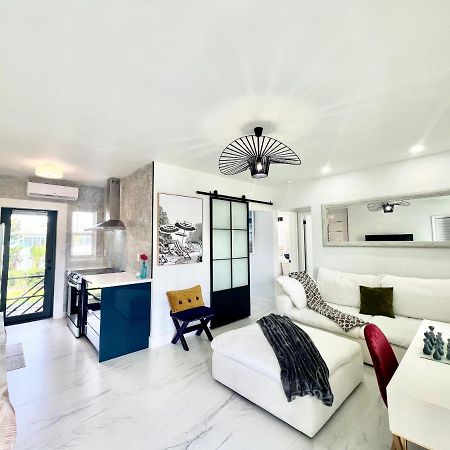 3 Seasons At The Carrington 3 Separate 2 Bedroom 1 Bathroom Apartments And A 3 Bedroom 2 Bathroom Villa Miami Exterior foto
