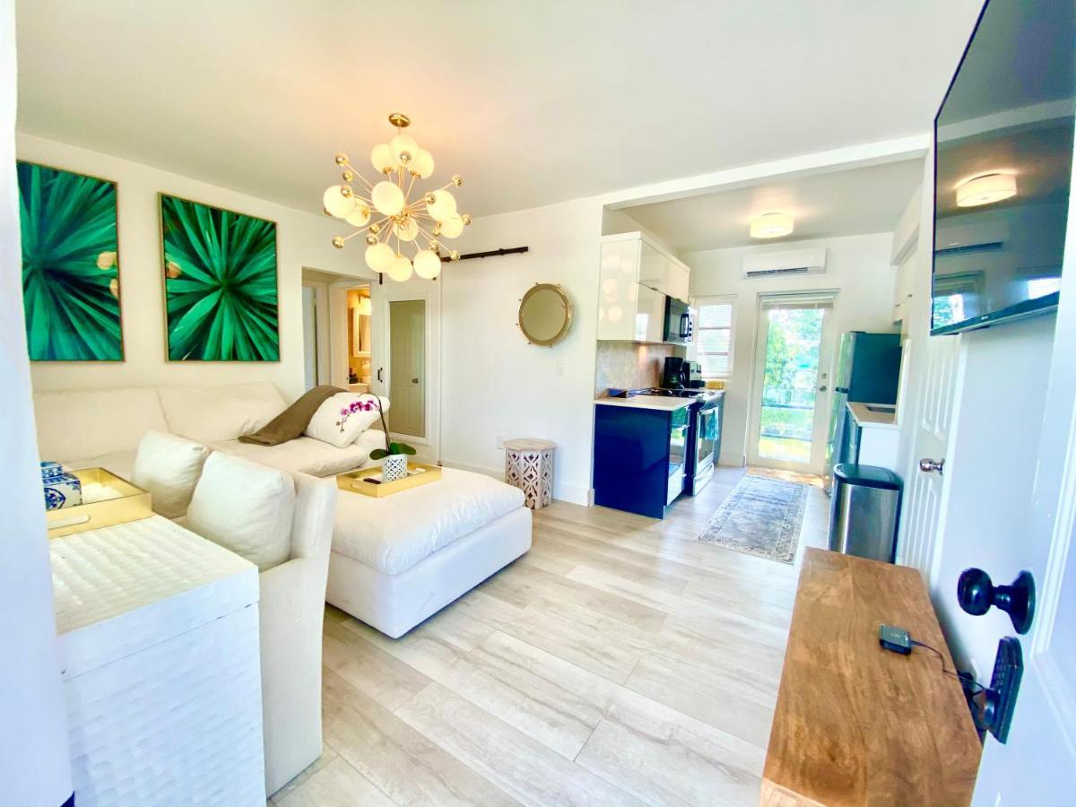 3 Seasons At The Carrington 3 Separate 2 Bedroom 1 Bathroom Apartments And A 3 Bedroom 2 Bathroom Villa Miami Exterior foto