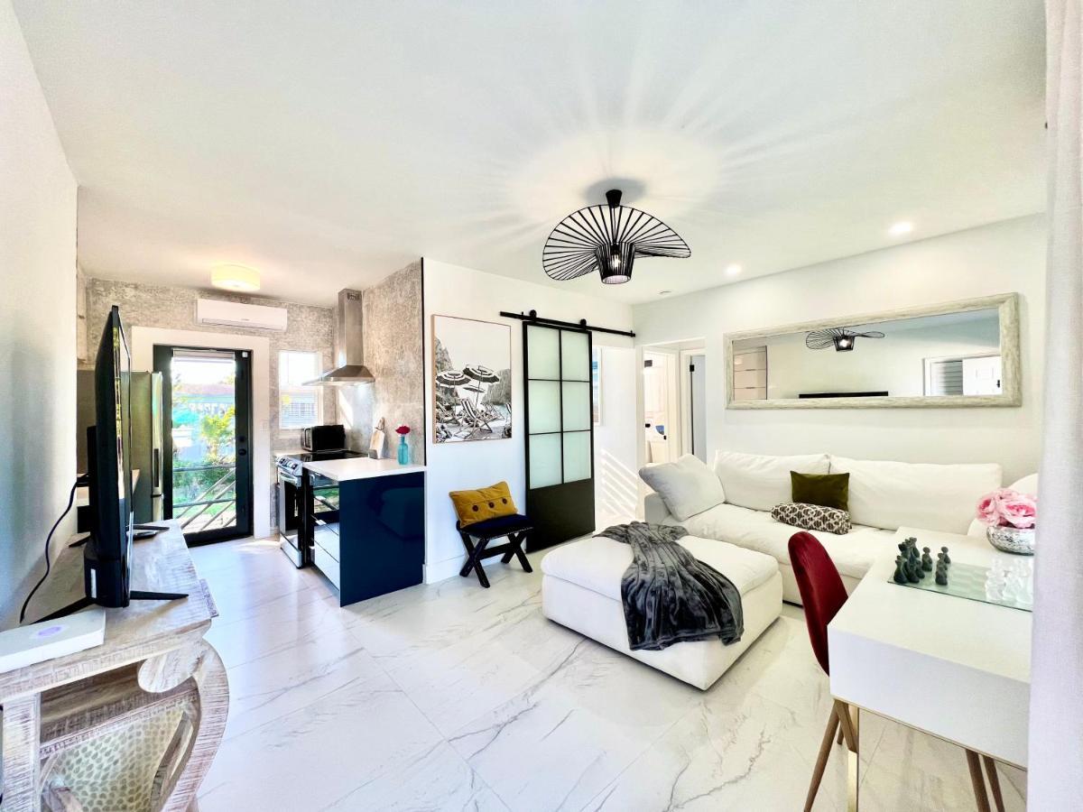 3 Seasons At The Carrington 3 Separate 2 Bedroom 1 Bathroom Apartments And A 3 Bedroom 2 Bathroom Villa Miami Exterior foto