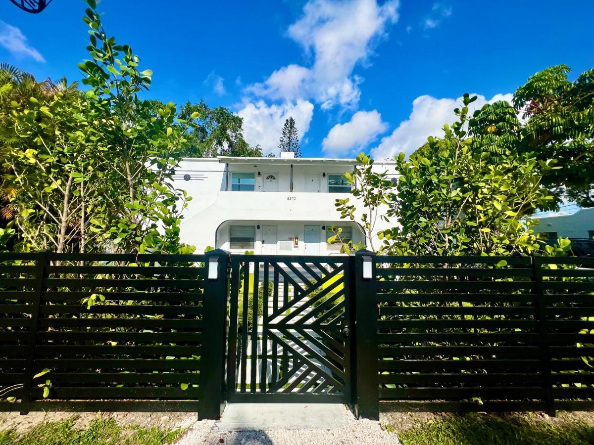 3 Seasons At The Carrington 3 Separate 2 Bedroom 1 Bathroom Apartments And A 3 Bedroom 2 Bathroom Villa Miami Exterior foto