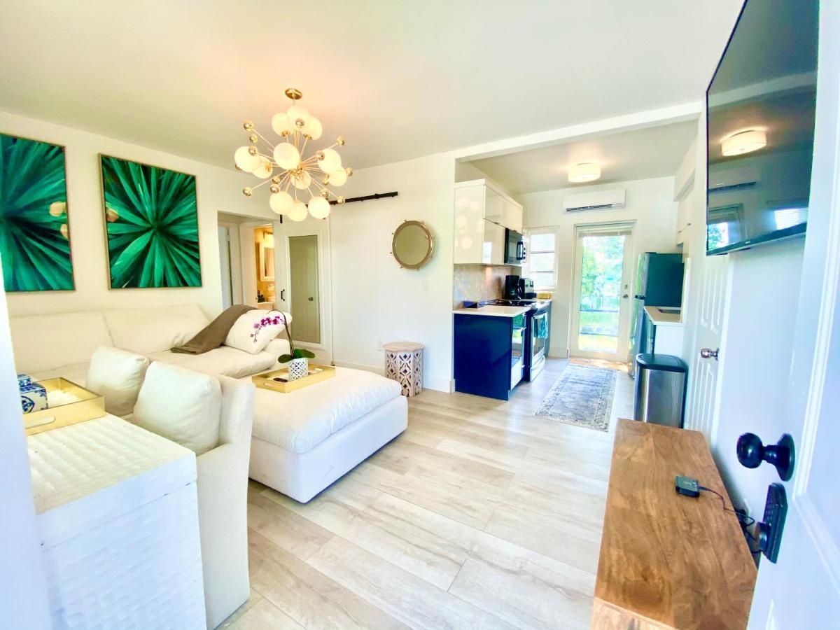 3 Seasons At The Carrington 3 Separate 2 Bedroom 1 Bathroom Apartments And A 3 Bedroom 2 Bathroom Villa Miami Exterior foto