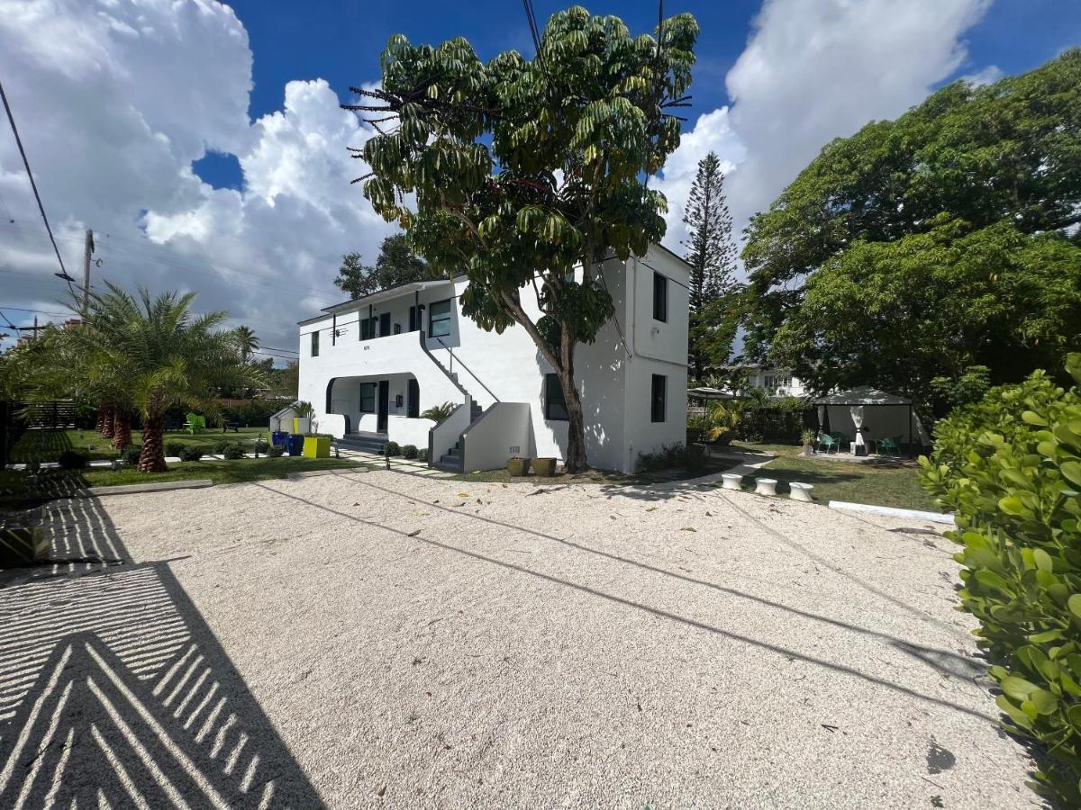 3 Seasons At The Carrington 3 Separate 2 Bedroom 1 Bathroom Apartments And A 3 Bedroom 2 Bathroom Villa Miami Exterior foto