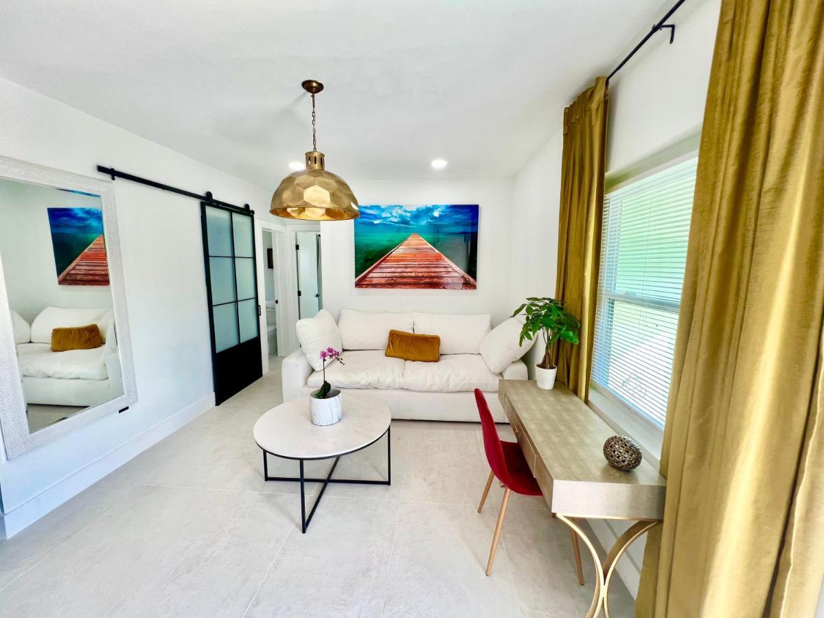 3 Seasons At The Carrington 3 Separate 2 Bedroom 1 Bathroom Apartments And A 3 Bedroom 2 Bathroom Villa Miami Exterior foto