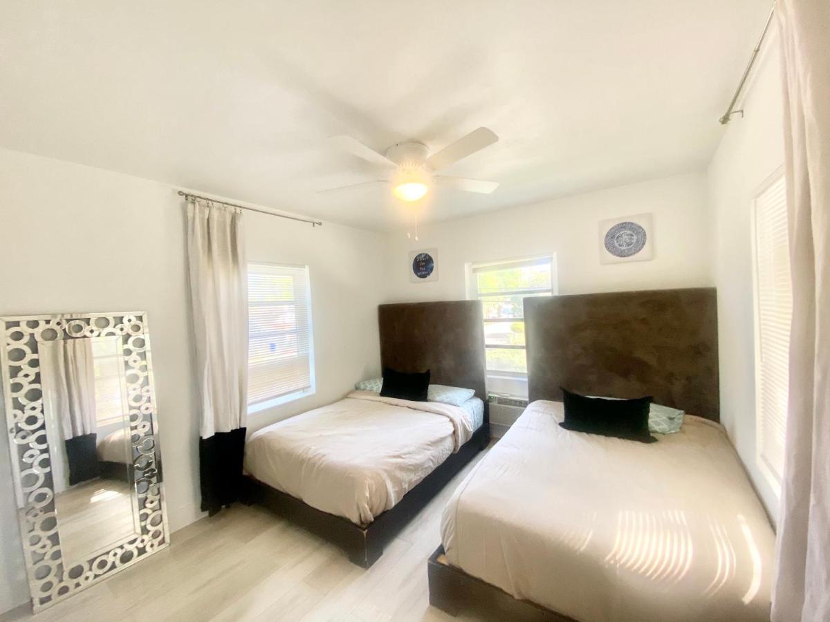 3 Seasons At The Carrington 3 Separate 2 Bedroom 1 Bathroom Apartments And A 3 Bedroom 2 Bathroom Villa Miami Exterior foto
