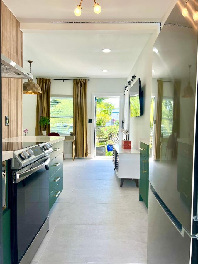 3 Seasons At The Carrington 3 Separate 2 Bedroom 1 Bathroom Apartments And A 3 Bedroom 2 Bathroom Villa Miami Exterior foto
