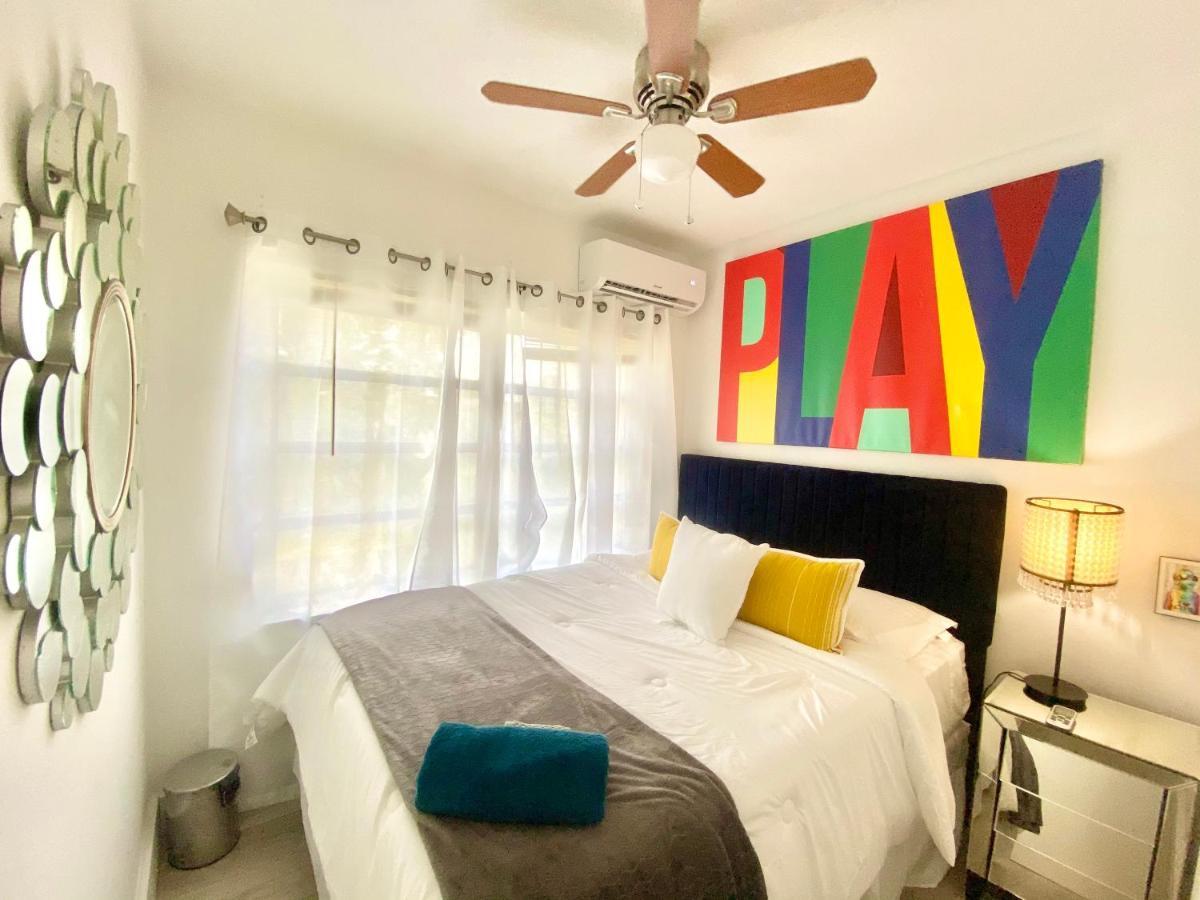 3 Seasons At The Carrington 3 Separate 2 Bedroom 1 Bathroom Apartments And A 3 Bedroom 2 Bathroom Villa Miami Exterior foto