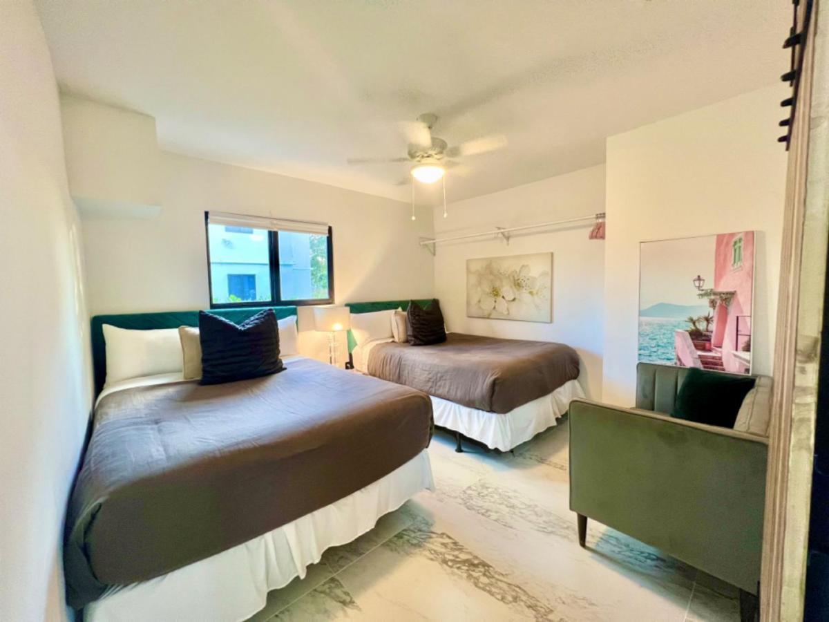 3 Seasons At The Carrington 3 Separate 2 Bedroom 1 Bathroom Apartments And A 3 Bedroom 2 Bathroom Villa Miami Exterior foto