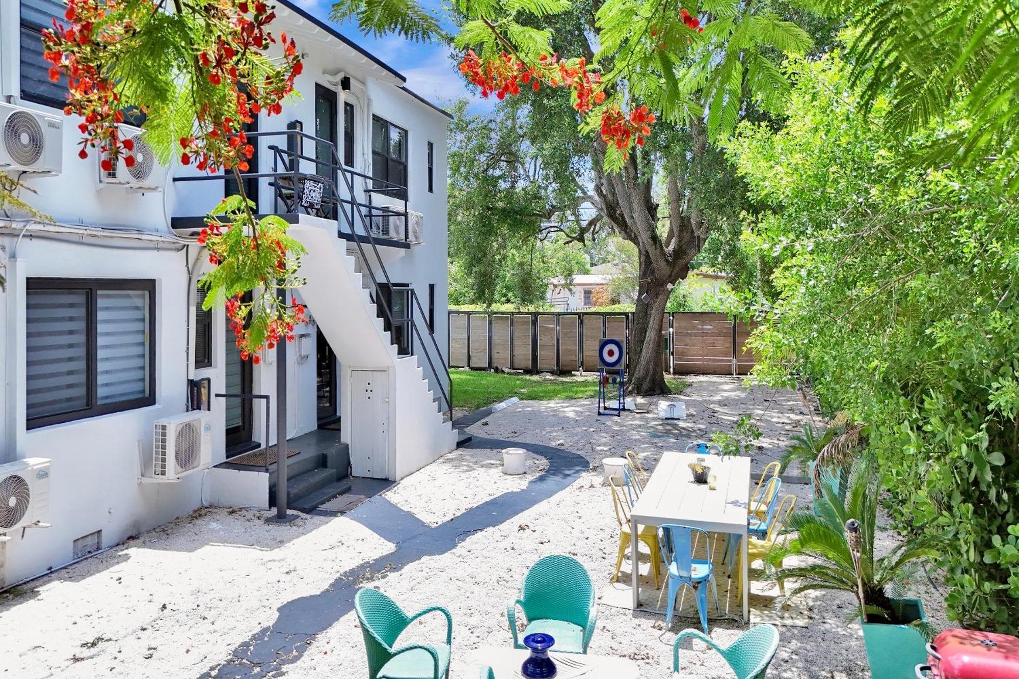 3 Seasons At The Carrington 3 Separate 2 Bedroom 1 Bathroom Apartments And A 3 Bedroom 2 Bathroom Villa Miami Exterior foto
