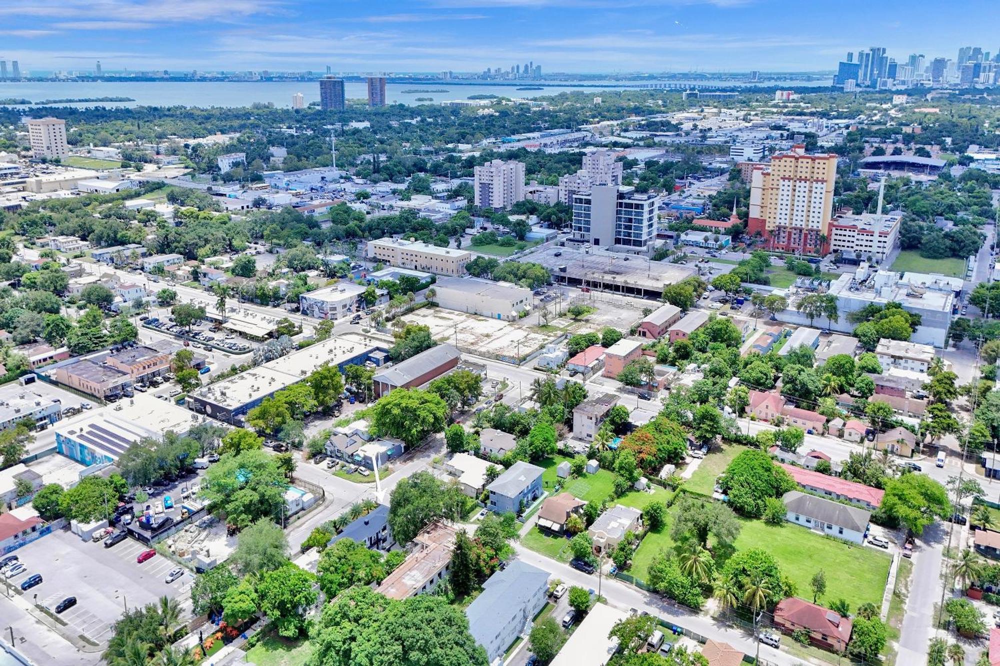 3 Seasons At The Carrington 3 Separate 2 Bedroom 1 Bathroom Apartments And A 3 Bedroom 2 Bathroom Villa Miami Exterior foto