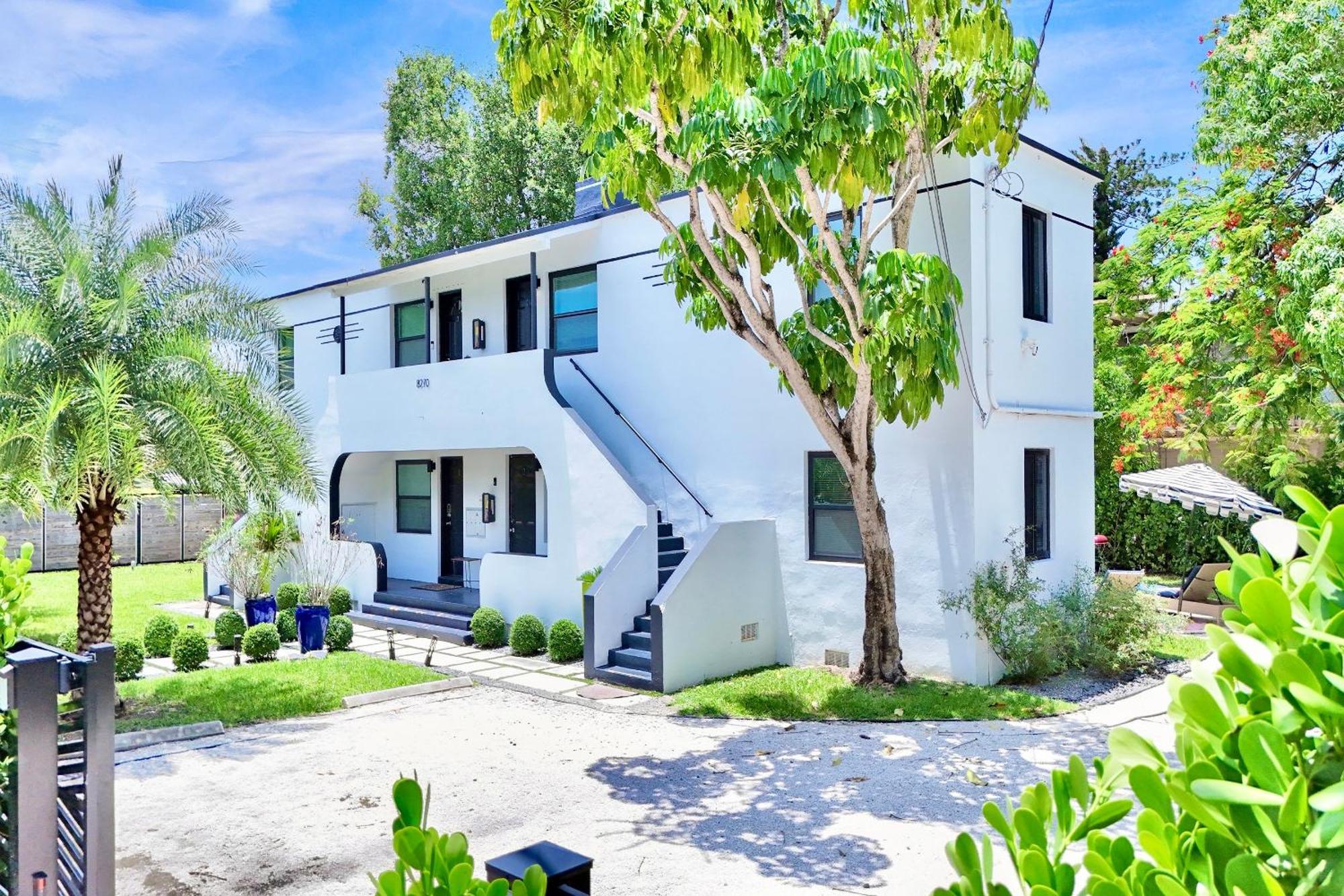 3 Seasons At The Carrington 3 Separate 2 Bedroom 1 Bathroom Apartments And A 3 Bedroom 2 Bathroom Villa Miami Exterior foto
